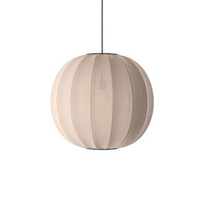 Rund pendellampe i lys sandstensfarve med strikket tekstur og moderne design.